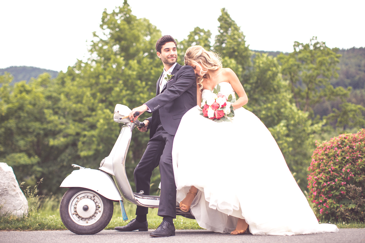 Hochzeitspaar auf Vespa