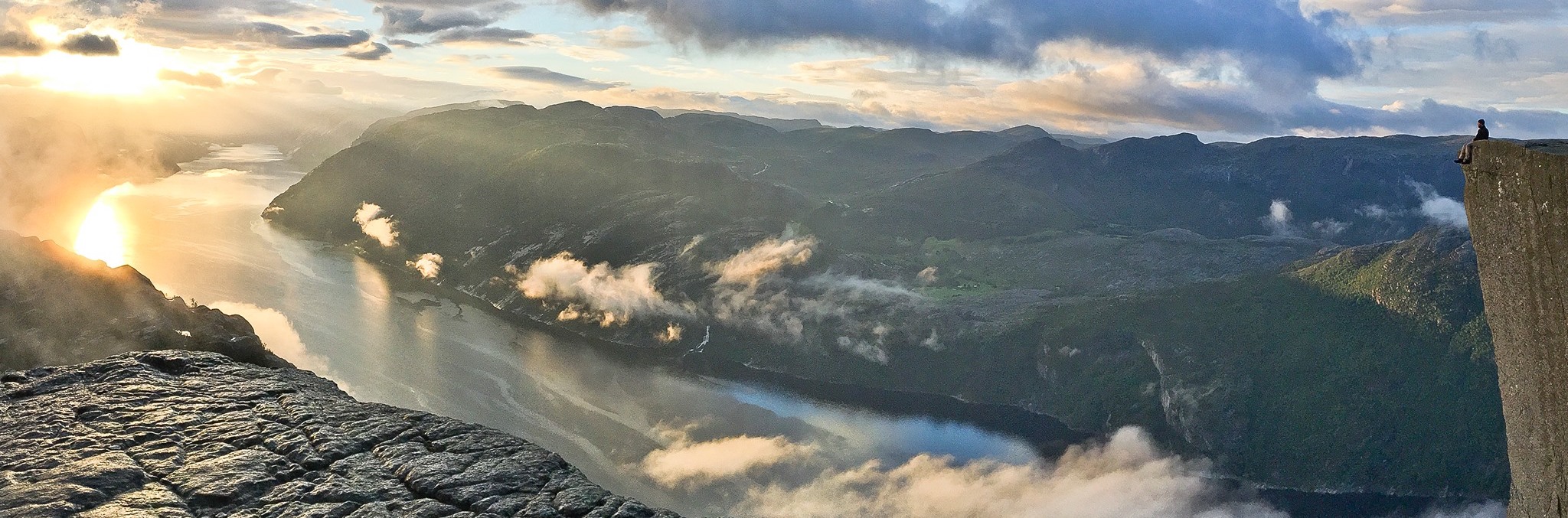 Preikestolen Norwegen, an der Klippe sitzen